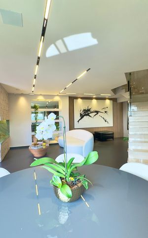 Apartamento à venda com 360m², 5 quartos e 4 vagas Apartamento à venda com 360m², 5 quartos e 4 vagasSala de Jantar