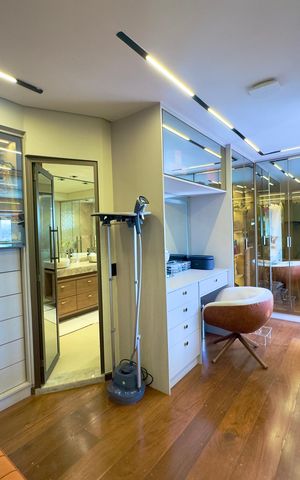 Apartamento à venda com 360m², 5 quartos e 4 vagas Apartamento à venda com 360m², 5 quartos e 4 vagasCloset suite 1