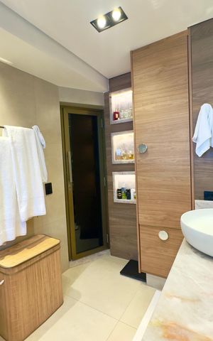 Apartamento à venda com 360m², 5 quartos e 4 vagas Apartamento à venda com 360m², 5 quartos e 4 vagasBanheiro da Suíte 1