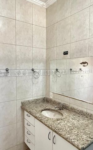 Casa à venda com 174m², 3 quartos e 2 vagas Casa à venda com 174m², 3 quartos e 2 vagasBanheiro da Suíte