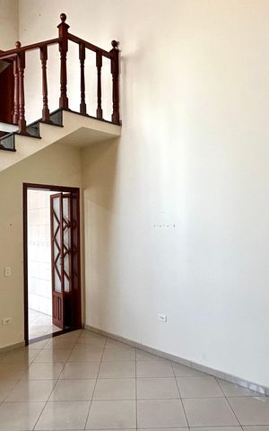 Casa à venda com 174m², 3 quartos e 2 vagas Casa à venda com 174m², 3 quartos e 2 vagasSala
