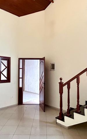 Casa à venda com 174m², 3 quartos e 2 vagas Casa à venda com 174m², 3 quartos e 2 vagasSala
