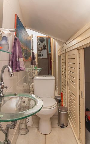 Casa de condomínio à venda com 180m², 3 quartos e 2 vagasLavabo