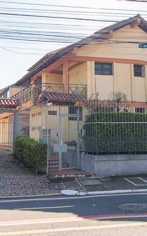 Casa de condomínio à venda com 180m², 3 quartos e 2 vagasFachada