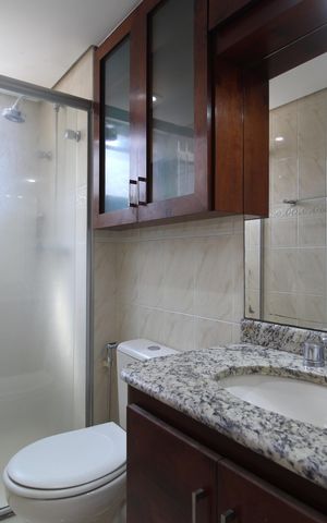 Apartamento à venda com 81m², 2 quartos e 2 vagasBanheiro da Suíte