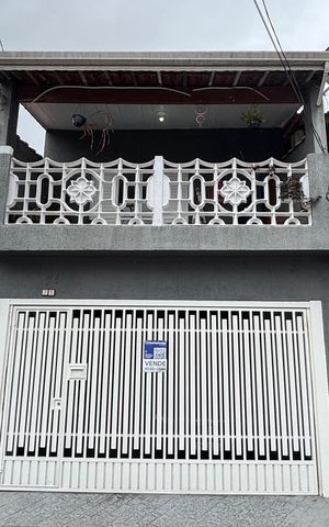 Casa à venda com 202m², 3 quartos e 2 vagas Casa à venda com 202m², 3 quartos e 2 vagasFachada