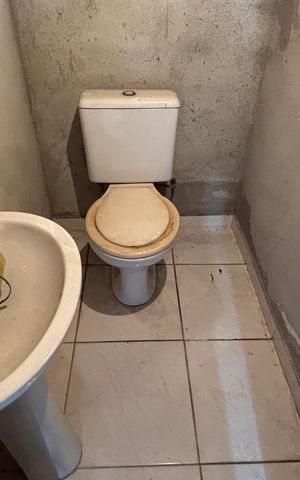 Casa à venda com 202m², 3 quartos e 2 vagas Casa à venda com 202m², 3 quartos e 2 vagasQuintal - Banheiro