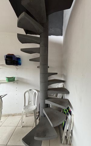 Casa à venda com 202m², 3 quartos e 2 vagas Casa à venda com 202m², 3 quartos e 2 vagasÁrea de Serviço - Escada