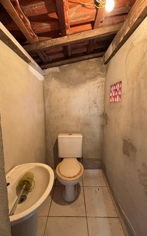 Casa à venda com 202m², 3 quartos e 2 vagas Casa à venda com 202m², 3 quartos e 2 vagasQuintal - Banheiro