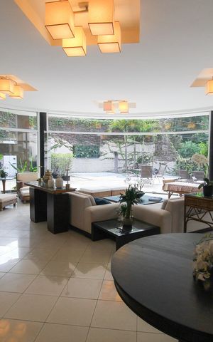 Casa à venda com 697m², 4 quartos e 5 vagas Casa à venda com 697m², 4 quartos e 5 vagasSala