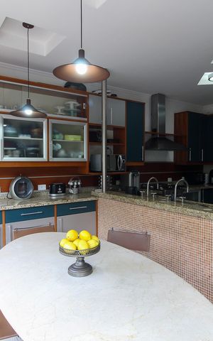 Casa à venda com 697m², 4 quartos e 5 vagas Casa à venda com 697m², 4 quartos e 5 vagasCozinha