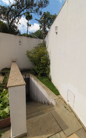 Casa à venda com 697m², 4 quartos e 5 vagas Casa à venda com 697m², 4 quartos e 5 vagasEntrada de Serviço