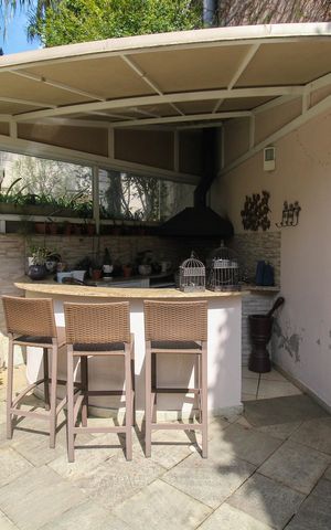 Casa à venda com 697m², 4 quartos e 5 vagas Casa à venda com 697m², 4 quartos e 5 vagasChurrasqueira