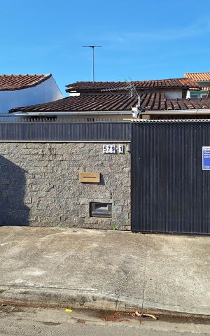 Casa à venda com 194m², 2 quartos e 2 vagas Casa à venda com 194m², 2 quartos e 2 vagasFachada