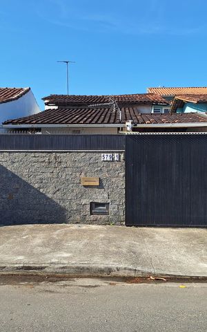 Casa à venda com 194m², 2 quartos e 2 vagas Casa à venda com 194m², 2 quartos e 2 vagasFachada