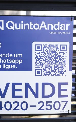 Apartamento à venda com 34m², 2 quartos e sem vagaPlaca instalada no portão do prédio - Código da placa: WYNY-1094