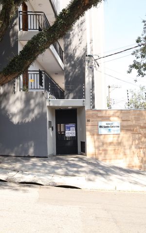 Apartamento à venda com 34m², 2 quartos e sem vagaPlaca instalada no portão do prédio - Código da placa: WYNY-1094