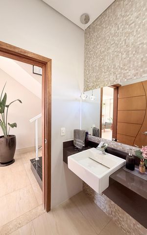 Casa de condomínio à venda com 340m², 3 quartos e 4 vagasLavabo