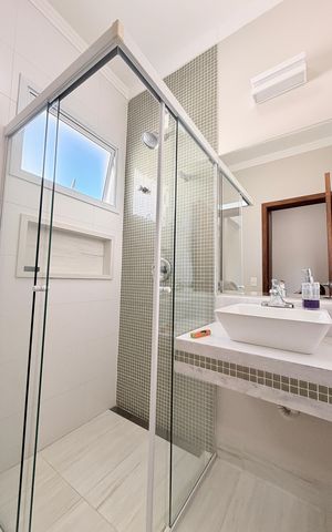 Casa de condomínio à venda com 340m², 3 quartos e 4 vagasBanheiro da Suíte 1