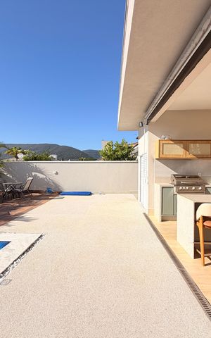 Casa de condomínio à venda com 340m², 3 quartos e 4 vagasQuintal com Churrasqueira e Piscina