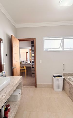 Casa de condomínio à venda com 340m², 3 quartos e 4 vagasBanheiro da Suíte 2