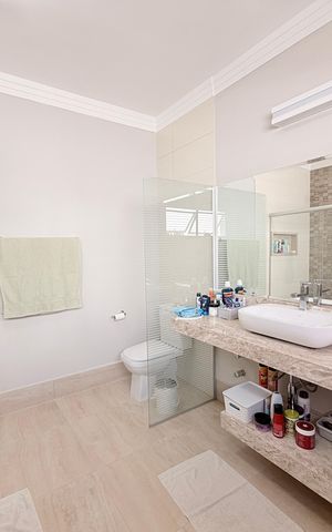 Casa de condomínio à venda com 340m², 3 quartos e 4 vagasBanheiro da Suíte 2