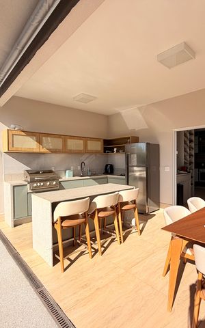 Casa de condomínio à venda com 340m², 3 quartos e 4 vagasQuintal com Churrasqueira e Piscina