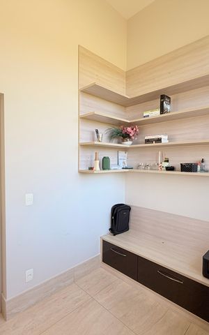 Casa de condomínio à venda com 340m², 3 quartos e 4 vagasEscritório