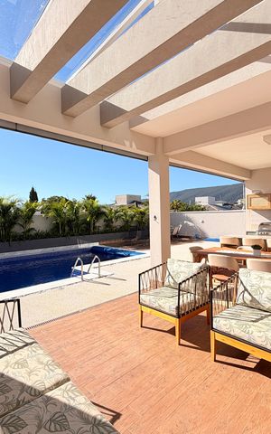 Casa de condomínio à venda com 340m², 3 quartos e 4 vagasQuintal com Churrasqueira e Piscina