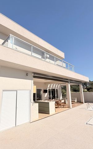 Casa de condomínio à venda com 340m², 3 quartos e 4 vagasQuintal com Churrasqueira e Piscina
