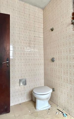 Casa à venda com 574m², 4 quartos e 4 vagas Casa à venda com 574m², 4 quartos e 4 vagasBanheiro