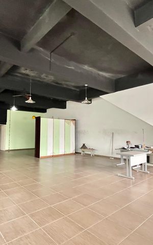 Casa à venda com 574m², 4 quartos e 4 vagas Casa à venda com 574m², 4 quartos e 4 vagasSalão