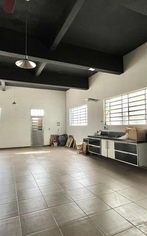 Casa à venda com 574m², 4 quartos e 4 vagas Casa à venda com 574m², 4 quartos e 4 vagasSalão
