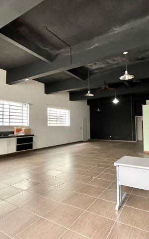 Casa à venda com 574m², 4 quartos e 4 vagas Casa à venda com 574m², 4 quartos e 4 vagasSalão