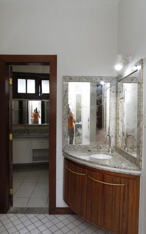 Casa à venda com 450m², 4 quartos e 4 vagasBanheiro da semi Suíte 2e  3