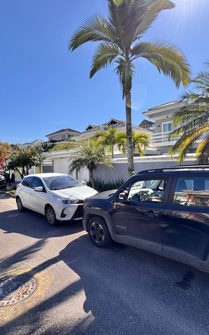 Casa de condomínio à venda com 310m², 4 quartos e 3 vagas Casa de condomínio à venda com 310m², 4 quartos e 3 vagasFachada
