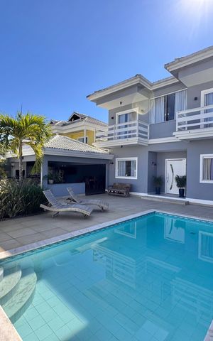 Casa de condomínio à venda com 310m², 4 quartos e 3 vagas Casa de condomínio à venda com 310m², 4 quartos e 3 vagasÁrea externa