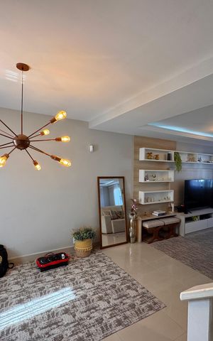 Casa de condomínio à venda com 310m², 4 quartos e 3 vagas Casa de condomínio à venda com 310m², 4 quartos e 3 vagasSala