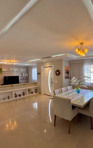 Casa de condomínio à venda com 310m², 4 quartos e 3 vagas Casa de condomínio à venda com 310m², 4 quartos e 3 vagasSala