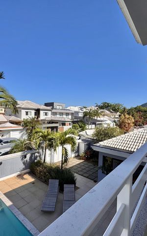 Casa de condomínio à venda com 310m², 4 quartos e 3 vagas Casa de condomínio à venda com 310m², 4 quartos e 3 vagasSuite 2 - Varanda