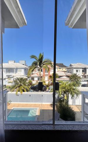 Casa de condomínio à venda com 310m², 4 quartos e 3 vagas Casa de condomínio à venda com 310m², 4 quartos e 3 vagasHall Íntimo / Escritório