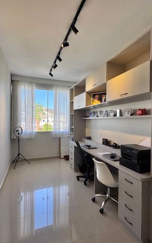 Casa de condomínio à venda com 310m², 4 quartos e 3 vagas Casa de condomínio à venda com 310m², 4 quartos e 3 vagasHall Íntimo / Escritório