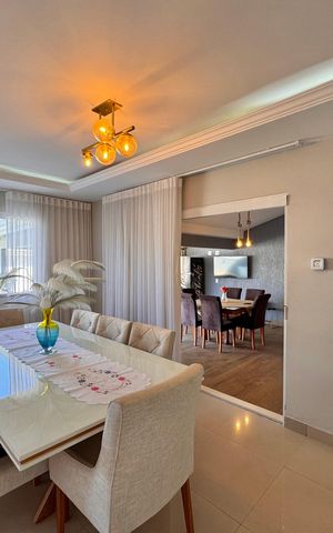 Casa de condomínio à venda com 310m², 4 quartos e 3 vagas Casa de condomínio à venda com 310m², 4 quartos e 3 vagasSala