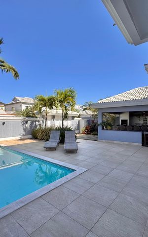 Casa de condomínio à venda com 310m², 4 quartos e 3 vagas Casa de condomínio à venda com 310m², 4 quartos e 3 vagasÁrea externa