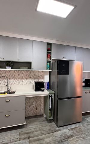 Casa de condomínio à venda com 310m², 4 quartos e 3 vagas Casa de condomínio à venda com 310m², 4 quartos e 3 vagasCozinha