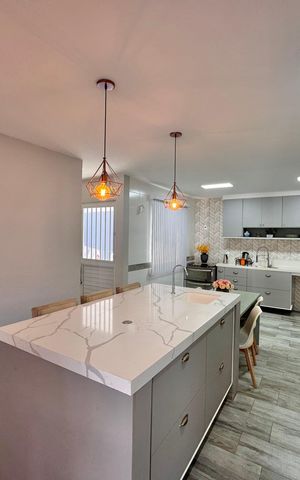 Casa de condomínio à venda com 310m², 4 quartos e 3 vagas Casa de condomínio à venda com 310m², 4 quartos e 3 vagasCozinha