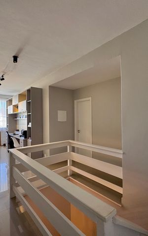 Casa de condomínio à venda com 310m², 4 quartos e 3 vagas Casa de condomínio à venda com 310m², 4 quartos e 3 vagasHall Íntimo / Escritório