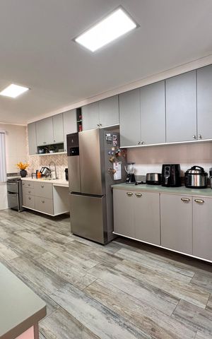 Casa de condomínio à venda com 310m², 4 quartos e 3 vagas Casa de condomínio à venda com 310m², 4 quartos e 3 vagasCozinha