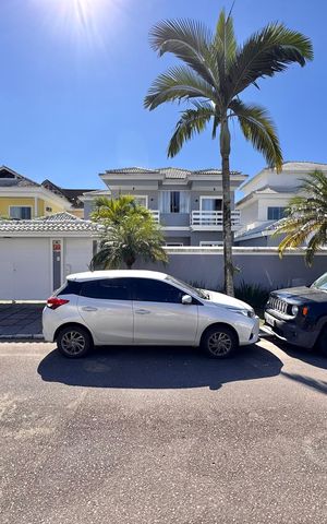 Casa de condomínio à venda com 310m², 4 quartos e 3 vagas Casa de condomínio à venda com 310m², 4 quartos e 3 vagasFachada