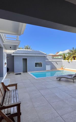 Casa de condomínio à venda com 310m², 4 quartos e 3 vagas Casa de condomínio à venda com 310m², 4 quartos e 3 vagasÁrea externa